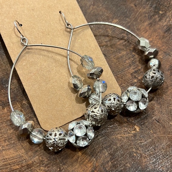 Vintage Jewelry Silver Hoop Earrings With Multi Textured Sized Beads - Picture 7 of 9